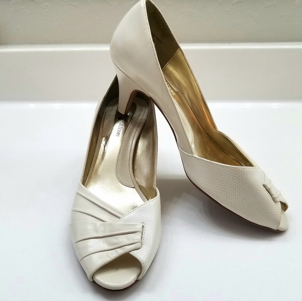 EUC Naturalizer Akin Leather Heels